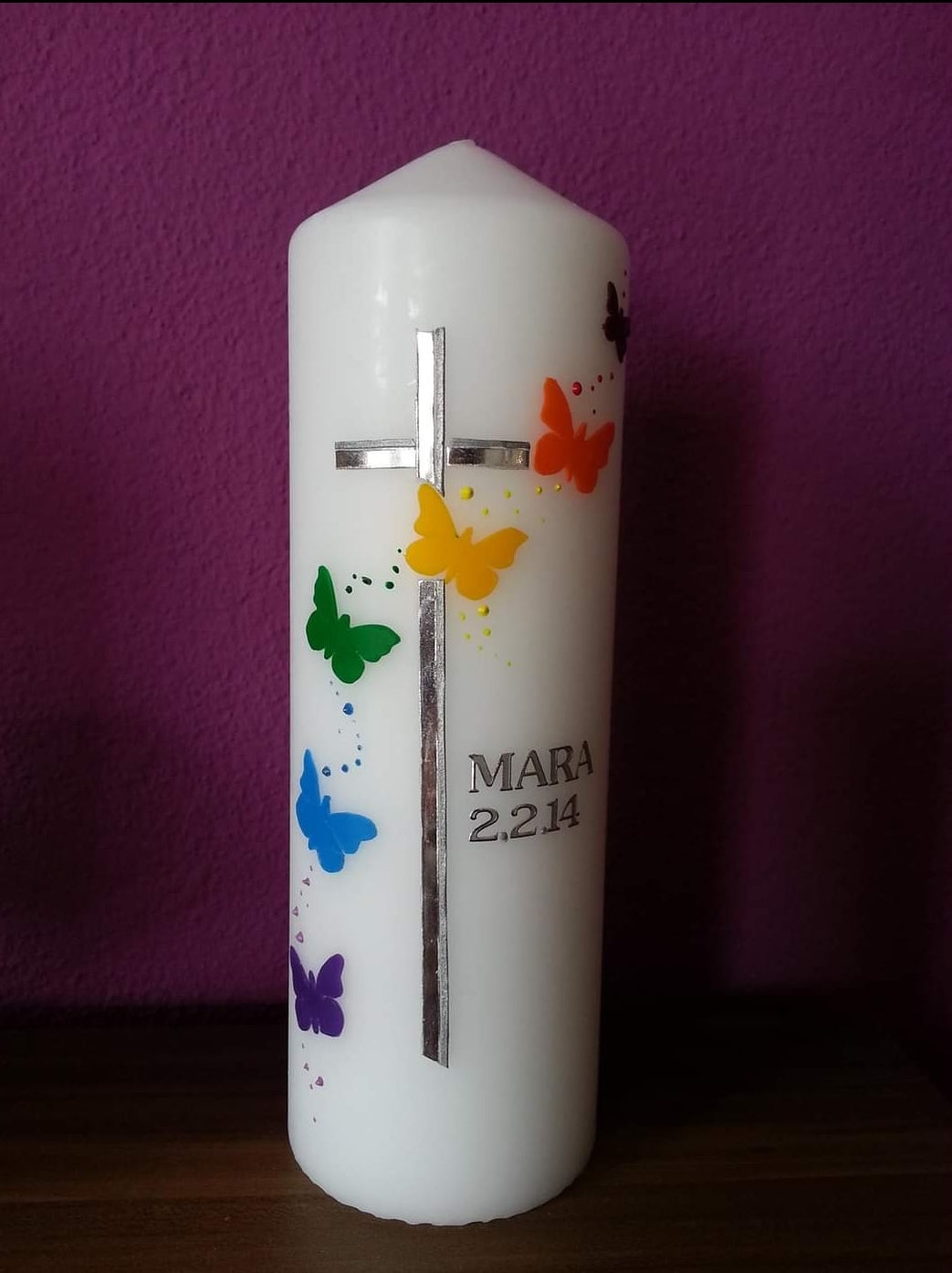 Silberkreuz mit Schmetterlingen in Regenbogenfarben